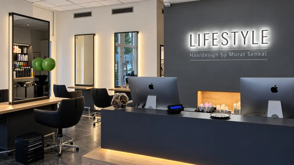 Empfangstresen mit Computer und beleuchtetem Schriftzug Lifestyle