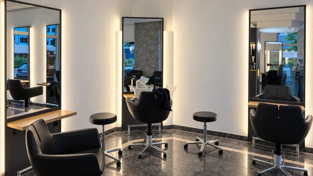 Frisierplätze mit beleuchteten Spiegeln im Salon Lifestyle Haardesign