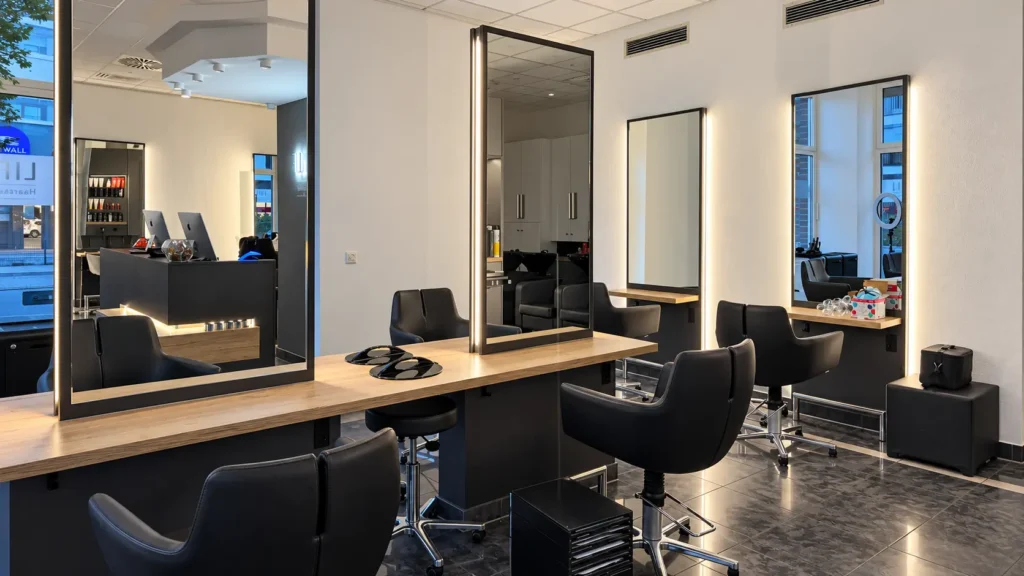 Blick durch den Salon Lifestyle Haardesign auf Frisierplätze und Fenster