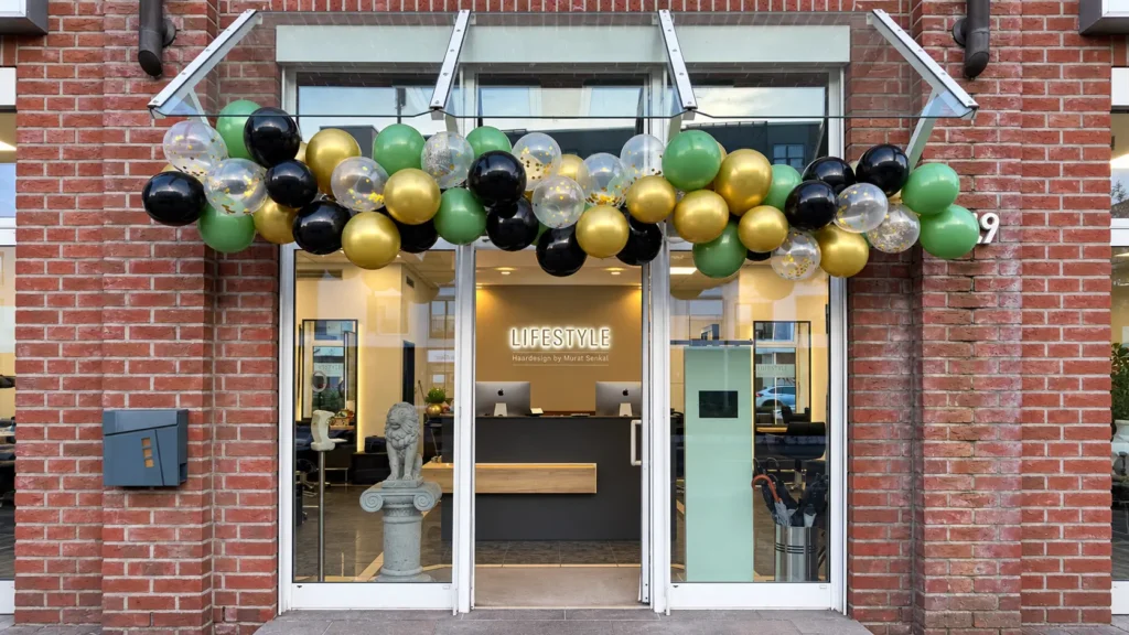 Schaufenster und Eingang des Salons Lifestyle Haardesign mit Luftballons